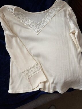 Women's Cream Long-Sleeve V-Neck Top with Lace Trim